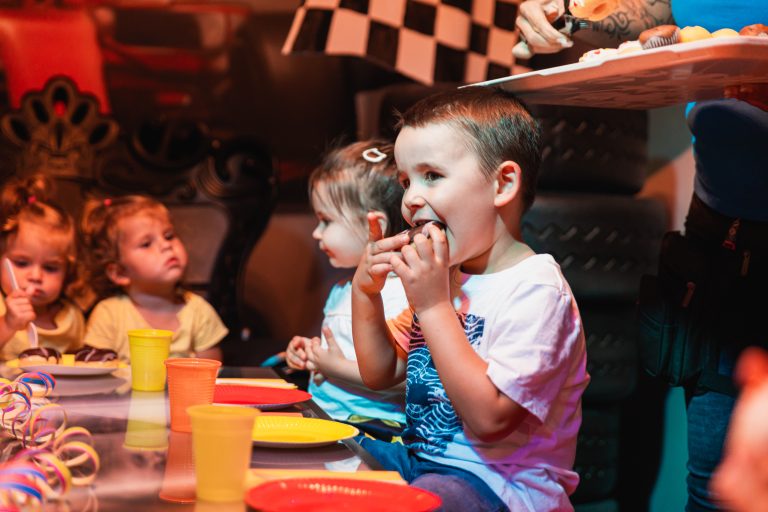 Kindergeburtstagsfeier im Kart-Themen-Raum im Playworld Wien