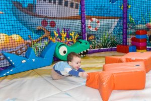 Kleinkind spielt im Baby Beach Bereich bei Playworld Wien