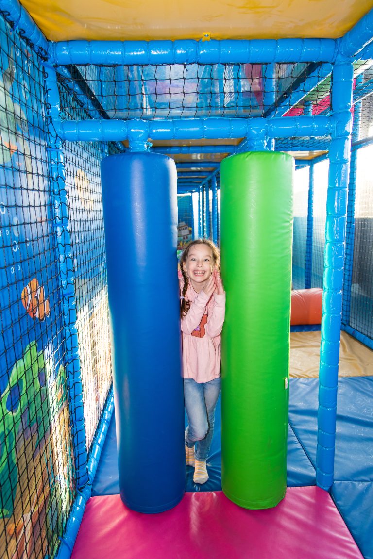 Mädchen im Softplay-Bereich im Playworld Wien