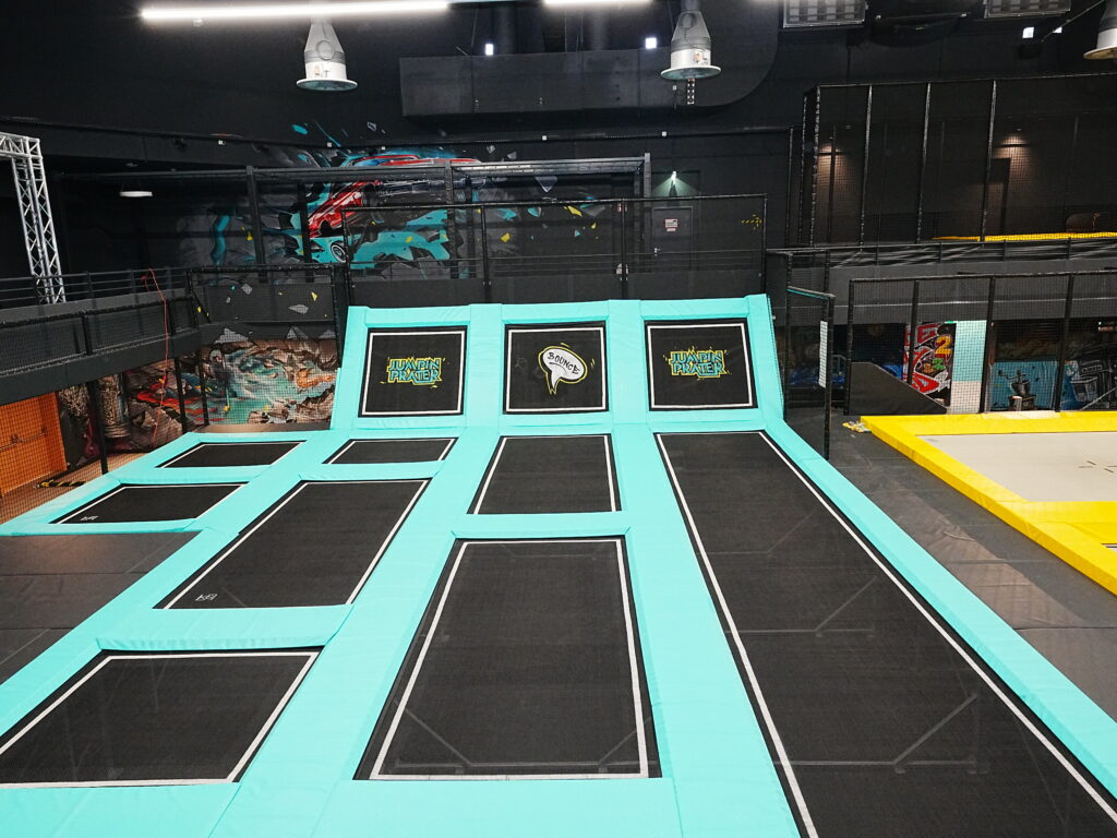 Trampolinbereich im Indoor-Spielplatz Playworld Wien mit verschiedenen Trampolinen.